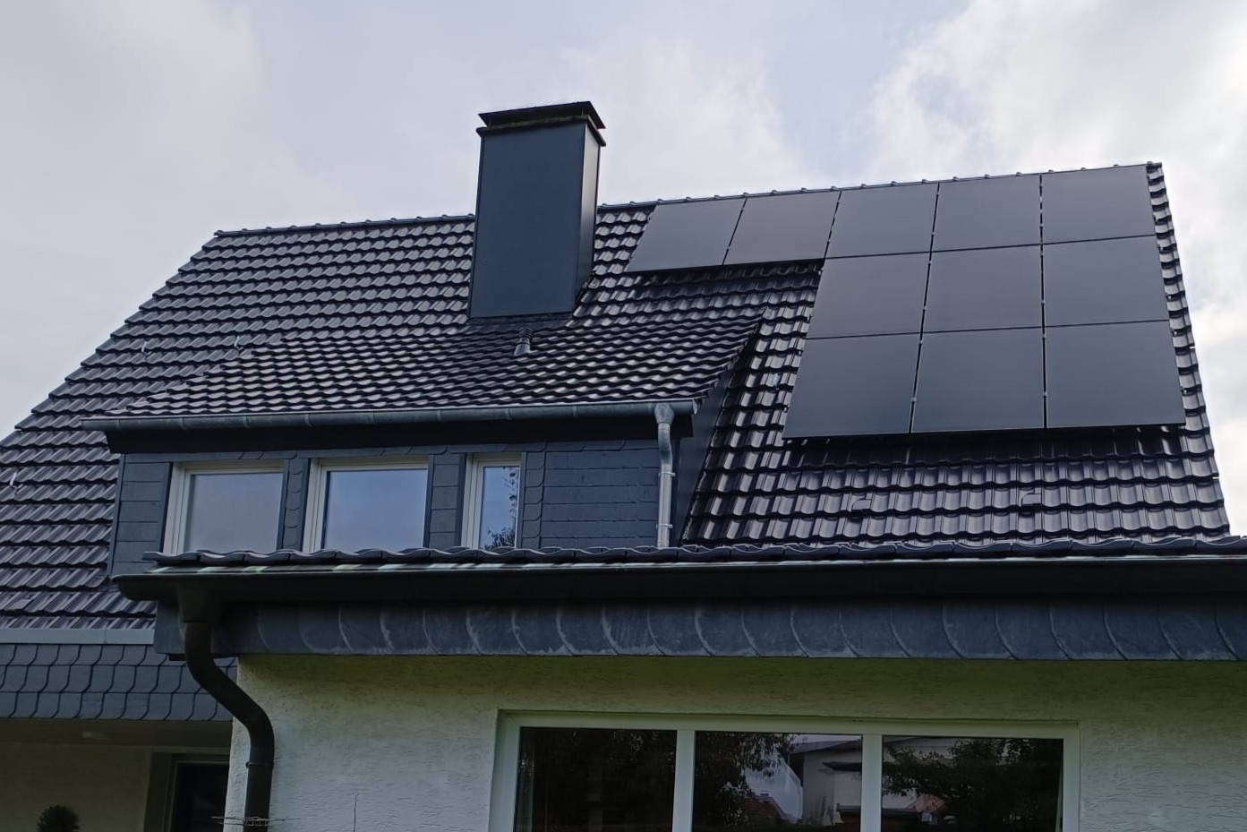 referenz-solaranlage-von-enervoo-pv-anlage-mit-speicher-und-notstrom-in-breckerfeld-ansicht-rueckseite