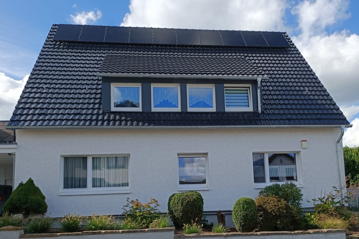 referenz-solaranlage-von-enervoo-pv-anlage-mit-speicher-und-notstrom-in-breckerfeld-ansicht-vorderseite