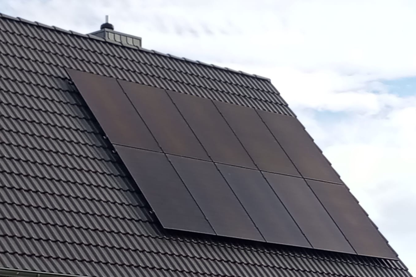 referenz-solaranlage-von-enervoo-pv-anlage-mit-speicher-und-notstrom-in-grevensbroich-ansicht-rückseite