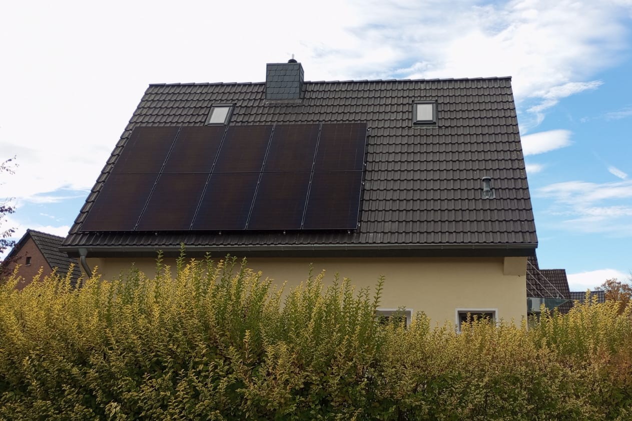 referenz-solaranlage-von-enervoo-pv-anlage-mit-speicher-und-notstrom-in-grevensbroich-ansicht-vorderseite