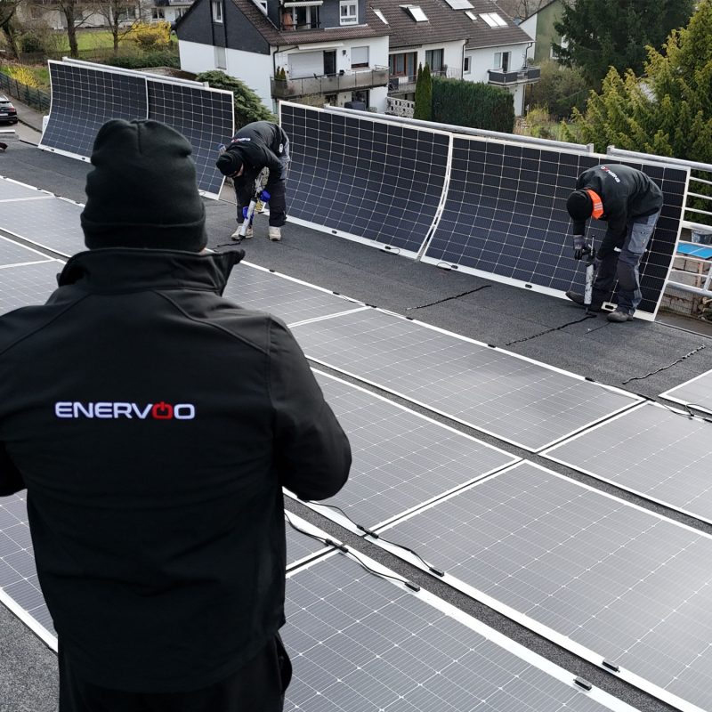 Verlegung von Bluesun Ultraleichtmodulen von DNS Solar